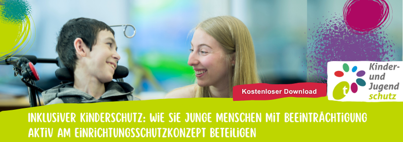 Ein Junge mit Beeinträchtigung lächelt eine Erzieherin an.