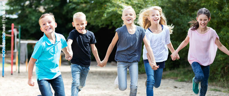 Schulbezogene Sozialarbeit an der Grundschule an der Marie, Berlin Prenzlauer Berg, Hand in Hand laufende Kindergruppe Schulbezogene Sozialarbeit an der Grundschule an der Marie, Berlin Prenzlauer Berg, Hand in Hand laufende fröhliche Kindergruppe
