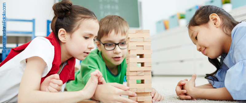 Schulbezogene Sozialarbeit an der Grundschule im Taunusviertel, malende Kinder Schulbezogene Sozialarbeit an der Grundschule im Taunusviertel, malende Kinder